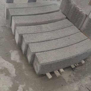 阳泉芝麻白弧形路牙石