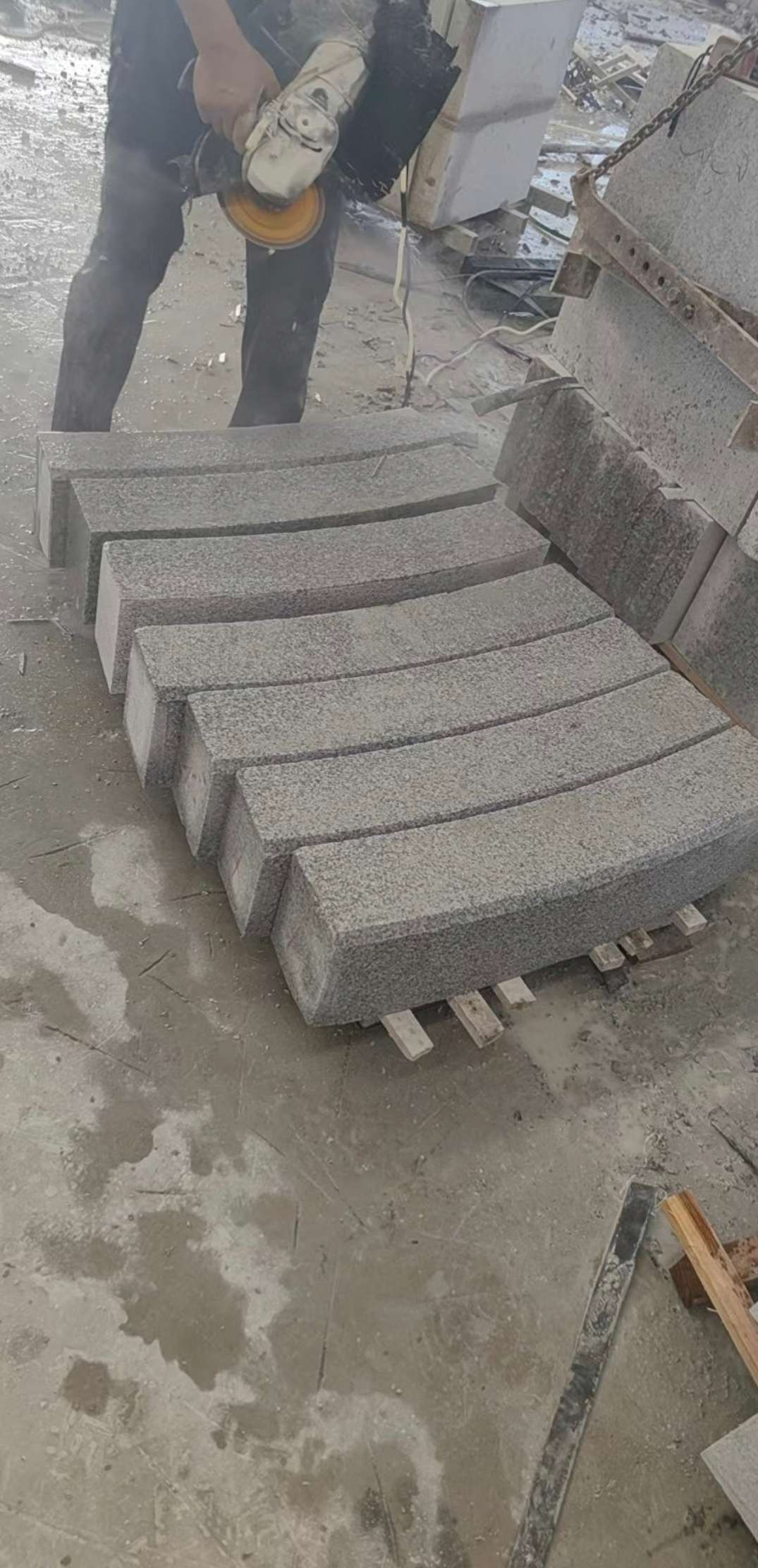 阳泉芝麻白弧形路牙石